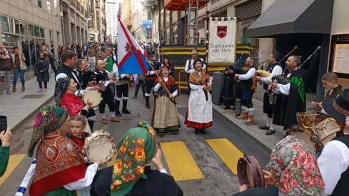 Así suenan mejores gaitas del Bierzo en el desfile de San Patricio de Madrid Así suenan mejores gaitas del Bierzo en el desfile de San Patricio de Madrid