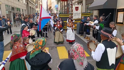 Así suenan mejores gaitas del Bierzo en el desfile de San Patricio de Madrid Así suenan mejores gaitas del Bierzo en el desfile de San Patricio de Madrid