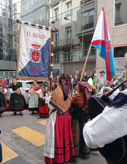 Así suenan mejores gaitas del Bierzo en el desfile de San Patricio de Madrid Así suenan mejores gaitas del Bierzo en el desfile de San Patricio de Madrid