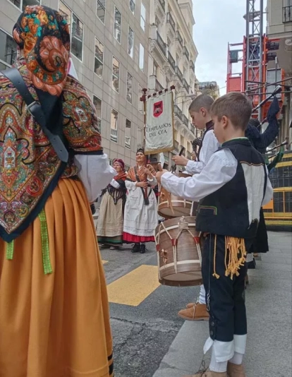Así suenan mejores gaitas del Bierzo en el desfile de San Patricio de Madrid Así suenan mejores gaitas del Bierzo en el desfile de San Patricio de Madrid