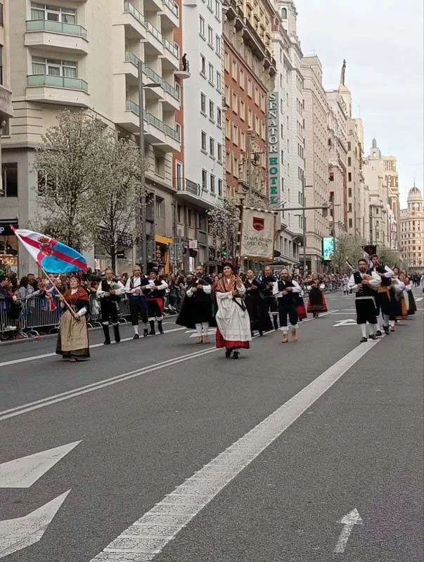 Así suenan mejores gaitas del Bierzo en el desfile de San Patricio de Madrid