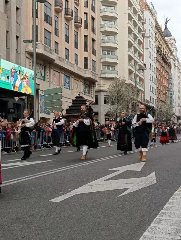 Así suenan mejores gaitas del Bierzo en el desfile de San Patricio de Madrid