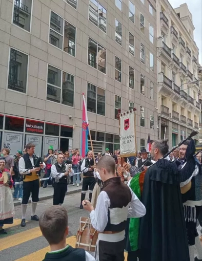 Así suenan mejores gaitas del Bierzo en el desfile de San Patricio de Madrid Así suenan mejores gaitas del Bierzo en el desfile de San Patricio de Madrid