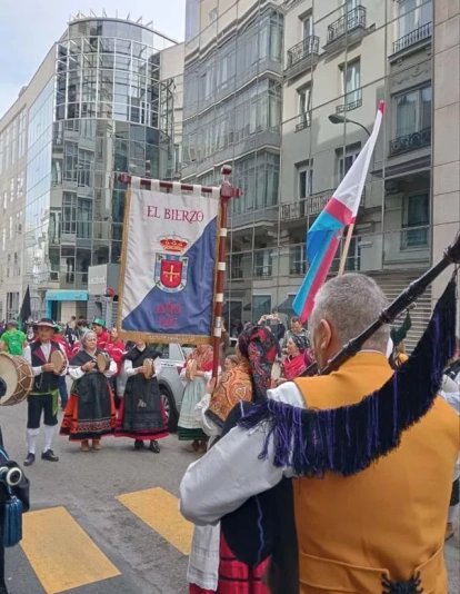 Así suenan mejores gaitas del Bierzo en el desfile de San Patricio de Madrid Así suenan mejores gaitas del Bierzo en el desfile de San Patricio de Madrid