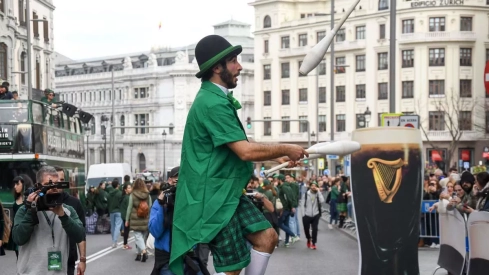 Así suenan mejores gaitas del Bierzo en el desfile de San Patricio de Madrid Así suenan mejores gaitas del Bierzo en el desfile de San Patricio de Madrid