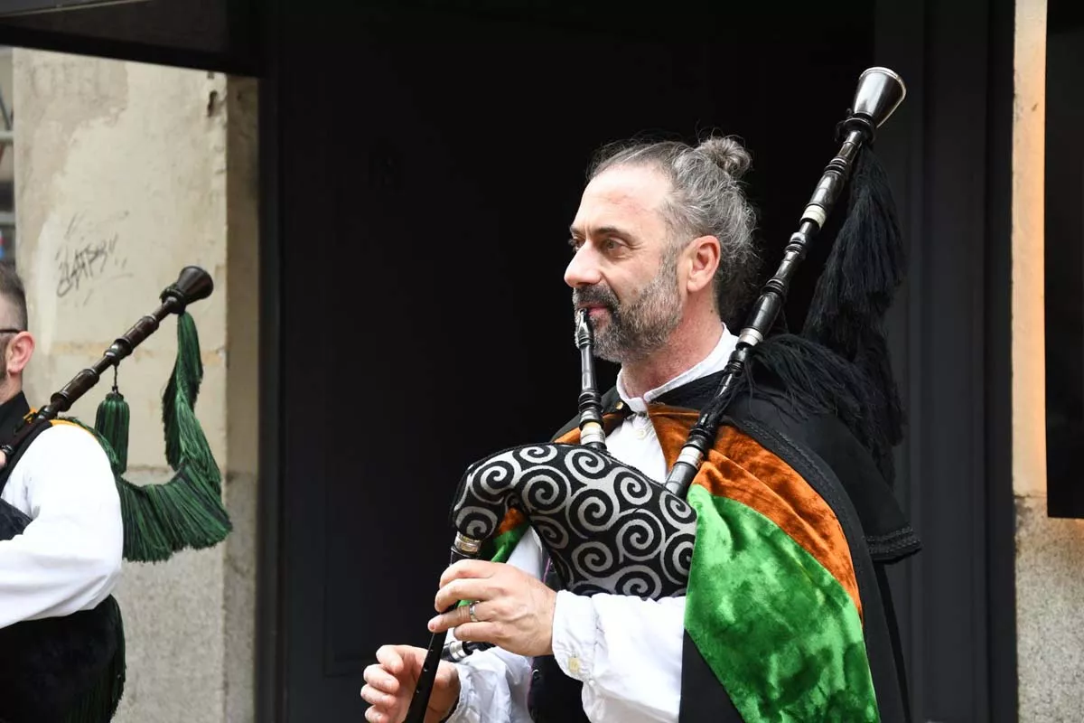 Así suenan mejores gaitas del Bierzo en el desfile de San Patricio de Madrid