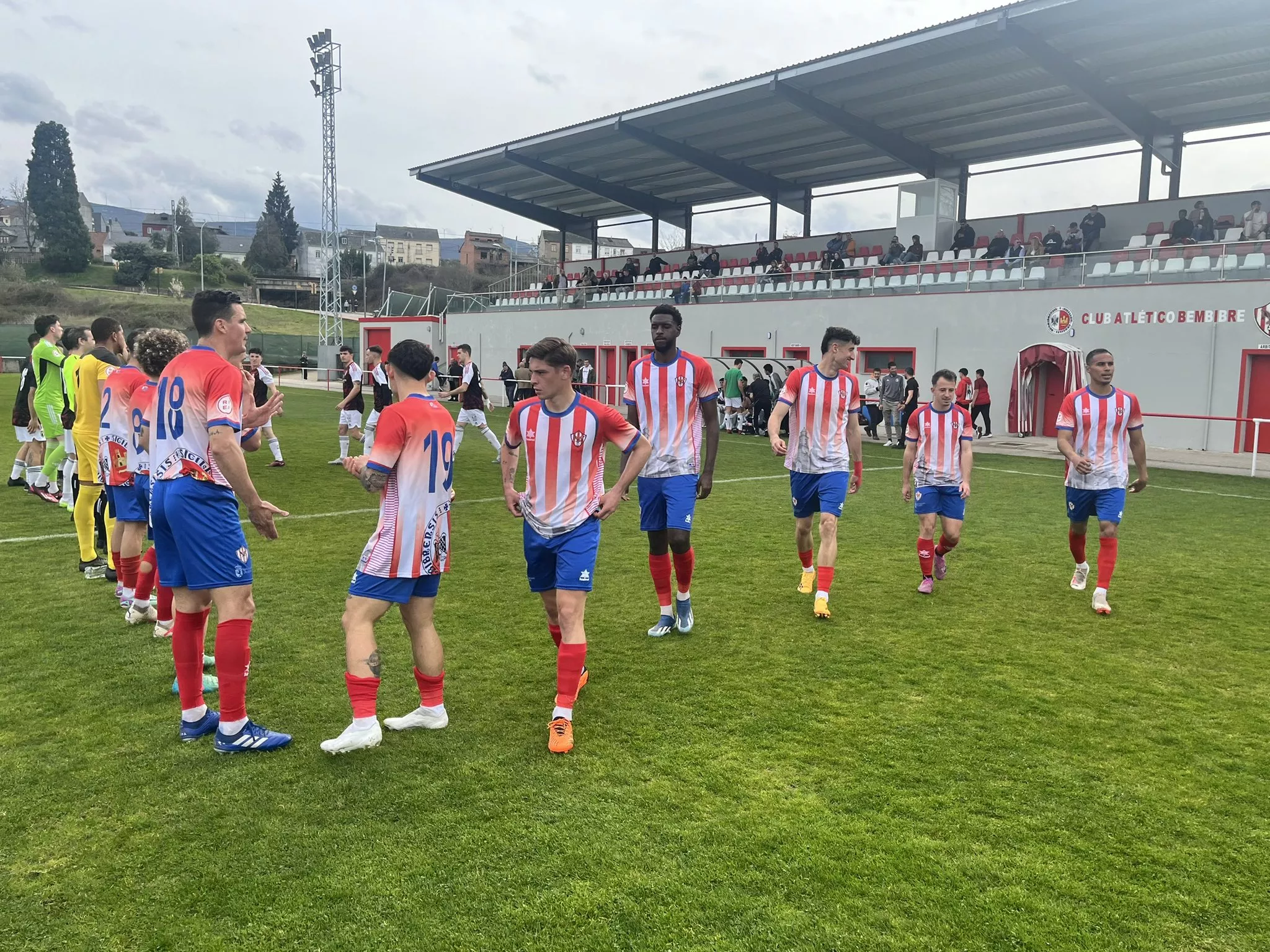 El Atlético Bembibre salva un punto insuficiente ante el Burgos Promesas | Foto: Twitter Atlético Bembibre