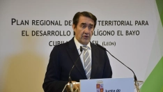 El consejero de Medio Ambiente durante la firma del convenio de ampliación del polígono El Bayo