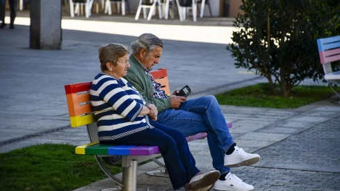 Foto de dos personas en un banco de Ponferrada | Población, gente