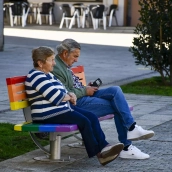 Foto de dos personas en un banco de Ponferrada | Población, gente