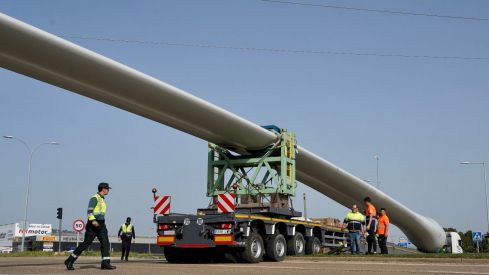 Tres camiones cargados con palas eólicas se atascan en la N 601 y bloquean el paso de vehículos | Leticia Pérez / ICAL