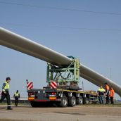 Tres camiones cargados con palas eólicas se atascan en la N 601 y bloquean el paso de vehículos | Leticia Pérez / ICAL