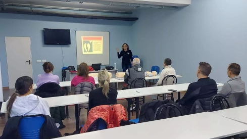 Formación de los empleados de la instalaciones deportivas de Ponferrada en la utilización de DESA (Desfibrilador Semiautomático)