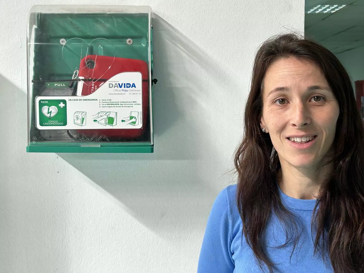 La concejala de Deportes del Ayuntamiento de Ponferrada, Eva González, posando con el DESA (Desfibrilador Semiautomático)