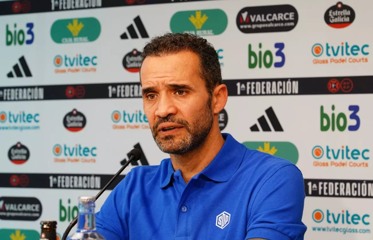 Archivo | Juanfran García en su primera rueda de prensa como nuevo entrenador de la Ponferradina