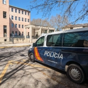 Furgón frente a la comisaría de Policía de Ponferrada Furgón frente a la comisaría de Policía de Ponferrada
