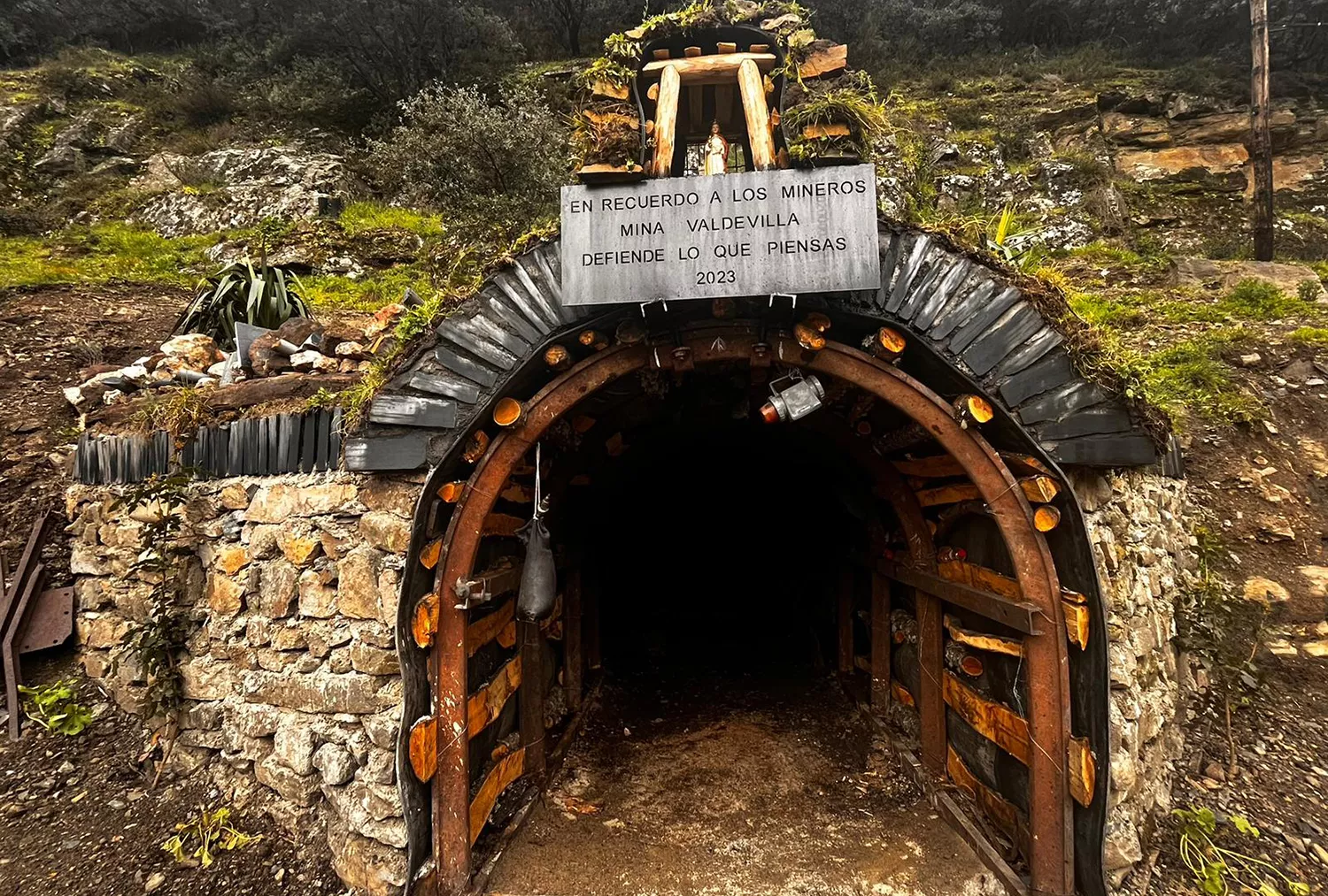 Un particular rescata la historia de Matarrosa con la reproducción de una bocamina un homenaje a la cuenca del Alto Sil