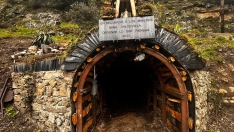 Un particular rescata la historia de Matarrosa con la reproducción de una bocamina un homenaje a la cuenca del Alto Sil