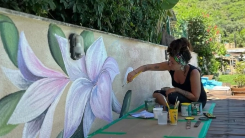 Un mural de color que recorre América Latina: el proyecto de la artista María Salas, afincada en El Bierzo