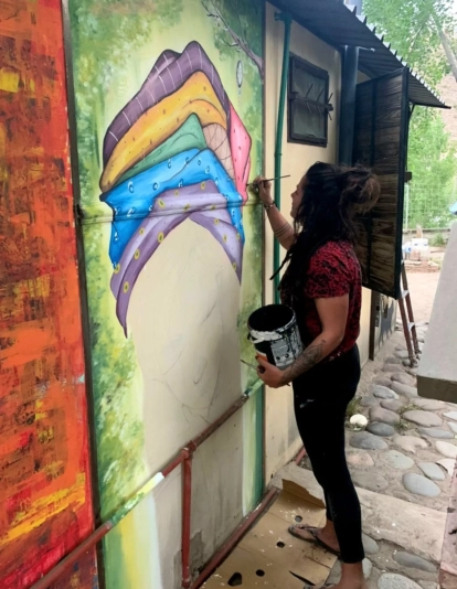 Un mural de color que recorre América Latina: el proyecto de la artista María Salas, afincada en El Bierzo