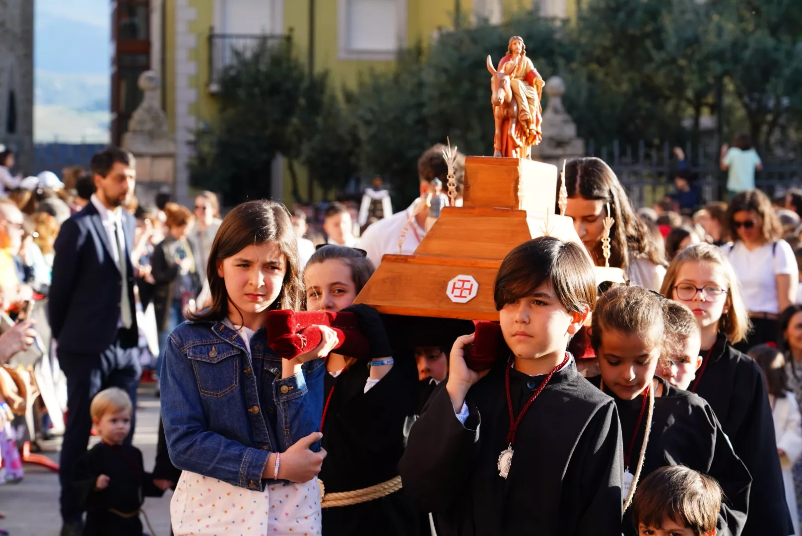 Los mini pasos desfilan por el Casco Antiguo de Ponferrada para dar protagonismo a los niños en la Procesión Infantil Los mini pasos desfilan por el Casco Antiguo de Ponferrada para dar protagonismo a los niños en la Procesión Infantil
