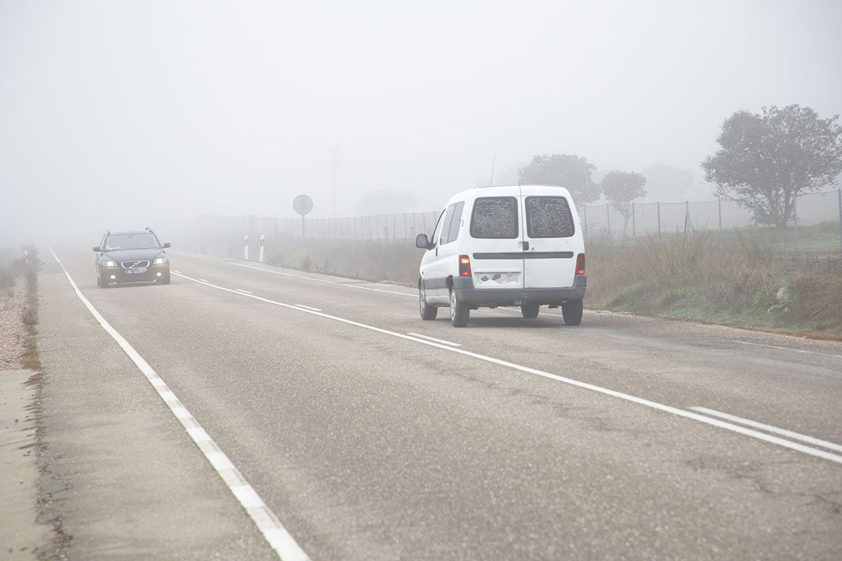 La niebla condiciona la circulación desde San Miguel de las Dueñas hasta Gomeznarro (Valladolid)