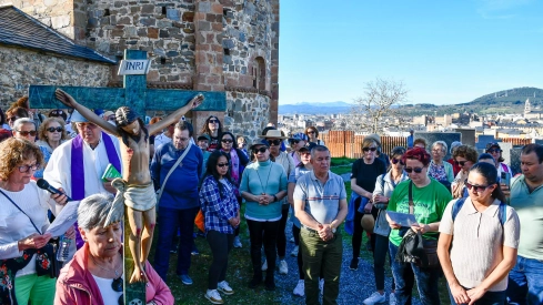 El Viacrucis del Pajariel hace cima en la Semana Santa de Ponferrada