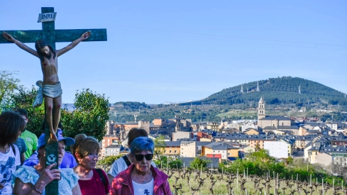 El Viacrucis del Pajariel hace cima en la Semana Santa de Ponferrada