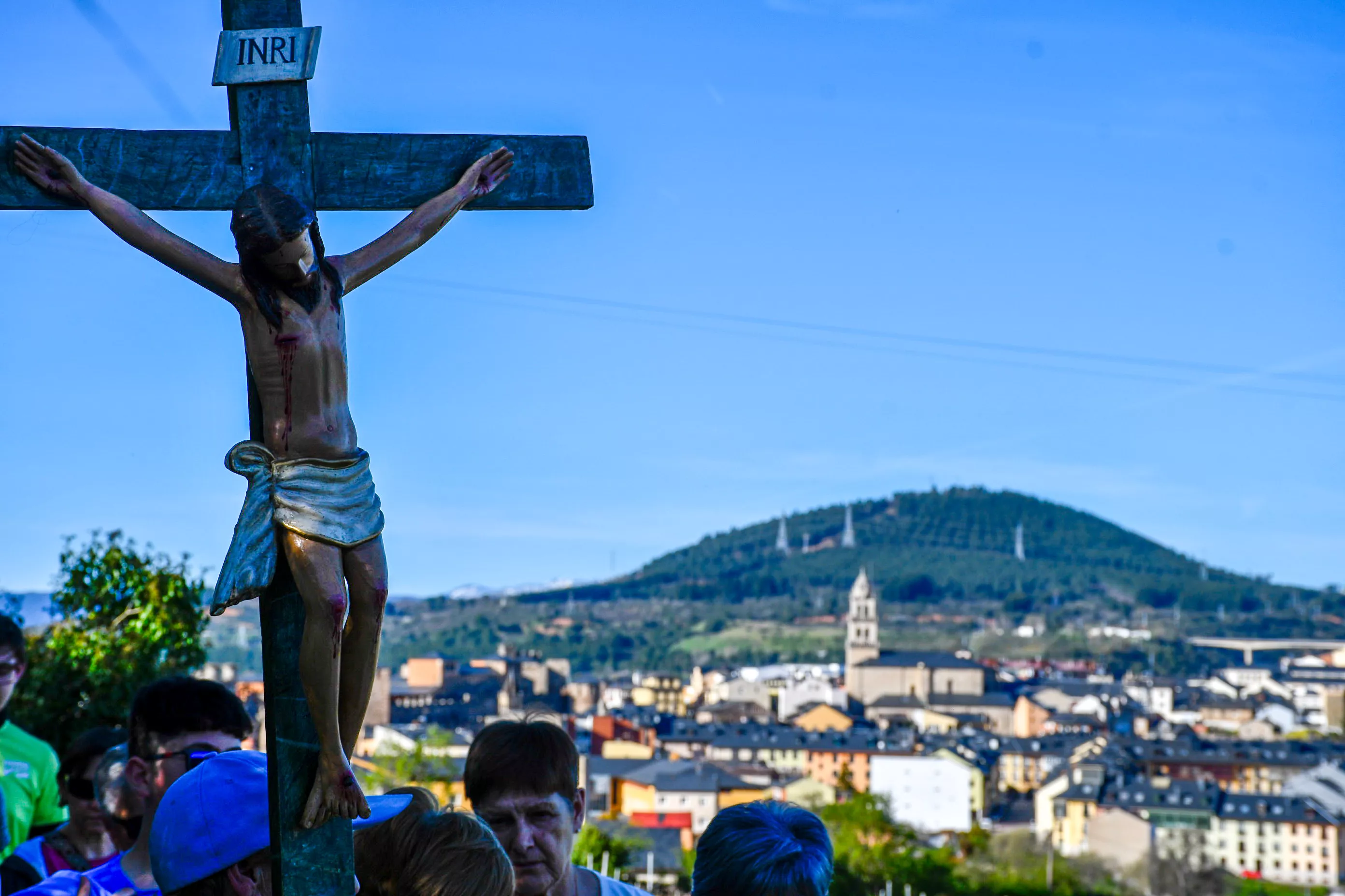 El Viacrucis del Pajariel hace cima en la Semana Santa de Ponferrada