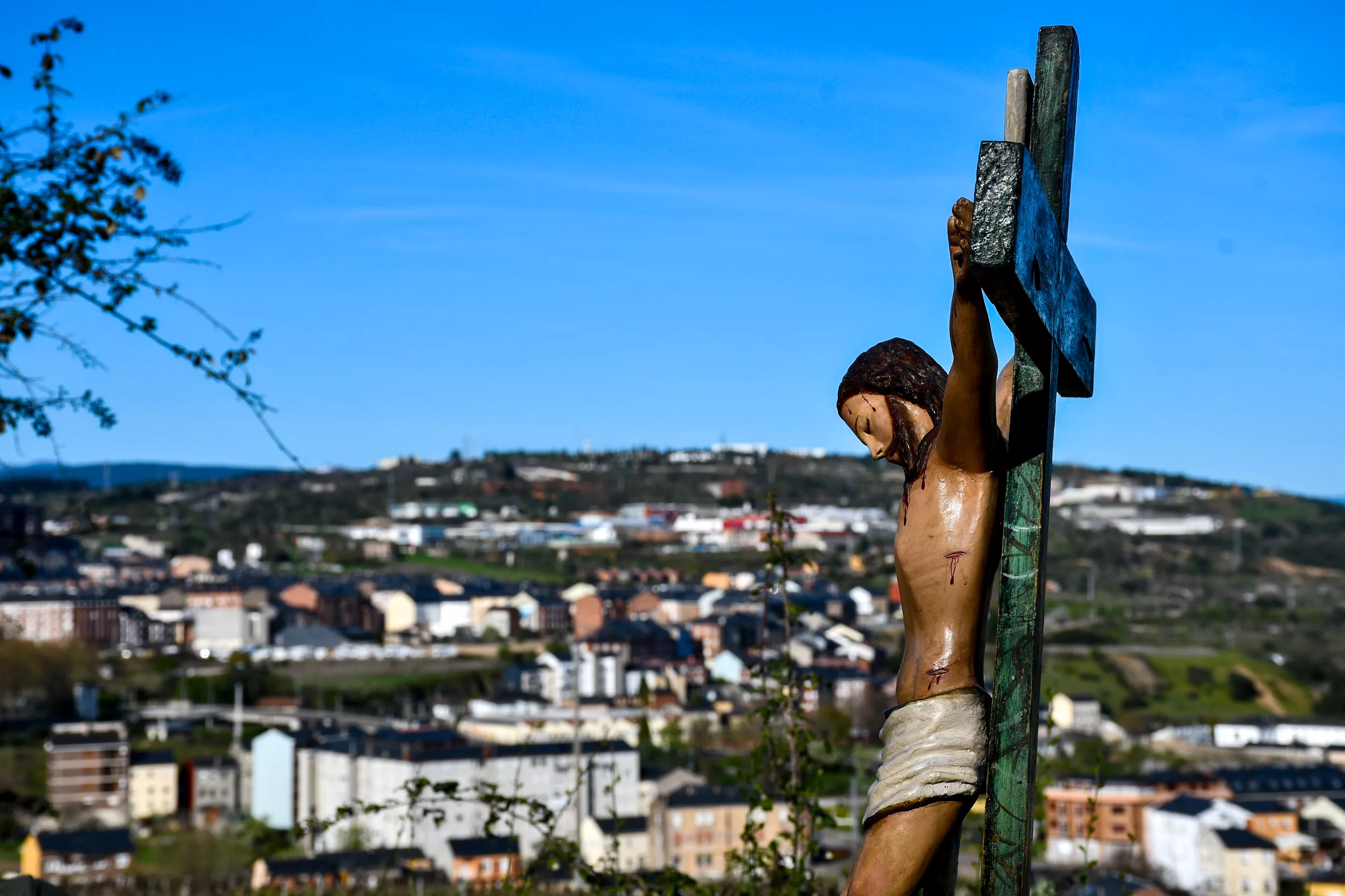 El Viacrucis del Pajariel hace cima en la Semana Santa de Ponferrada