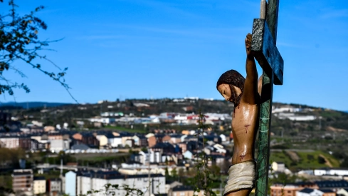 El Viacrucis del Pajariel hace cima en la Semana Santa de Ponferrada