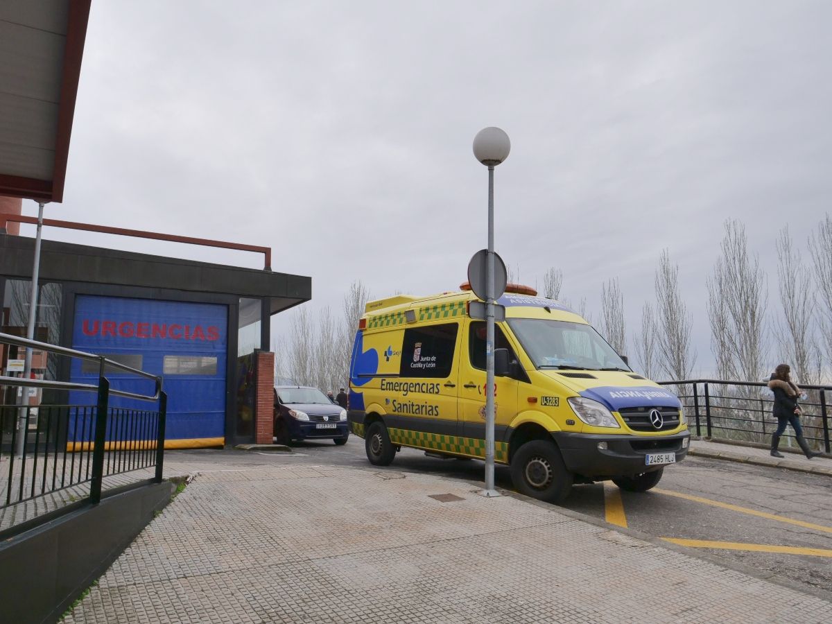 Ambulancia en el Hospital del Bierzo | Trasladada al Hospital del Bierzo tras chocar contra un arbol con su coche 