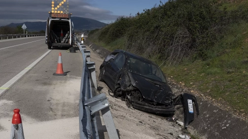 Fallece un hombre tras salir despedido de su coche al salirse de la vía en Torre del Bierzo