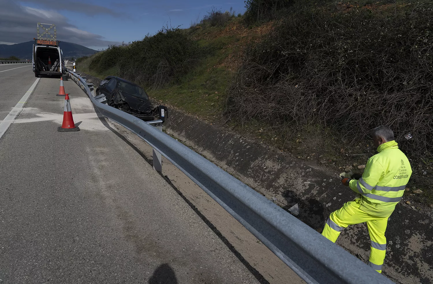 Fallece un hombre tras salir despedido de su coche al salirse de la vía en Torre del Bierzo Fallece un hombre tras salir despedido de su coche al salirse de la vía en Torre del Bierzo