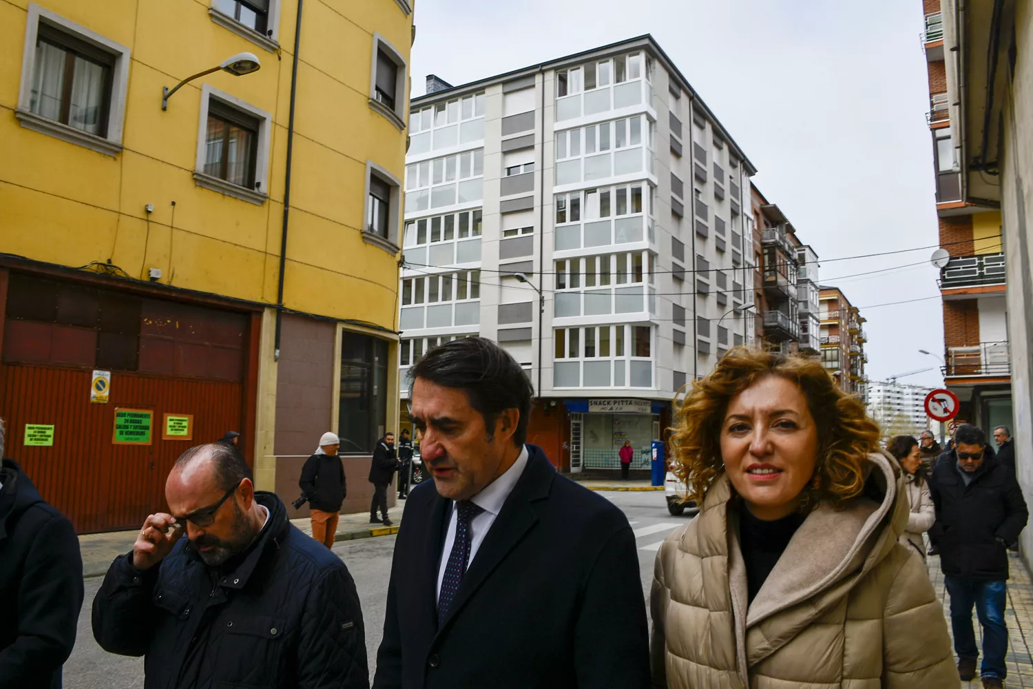 Marco Morala, alcalde de Ponferrada, acompañado del consejero de Medio Ambiente, Vivienda y Ordenación del Territorio de la Junta de Castilla y León, Juan Carlos Suárez-Quiñones durante la inauguración de La Plaza Interior
