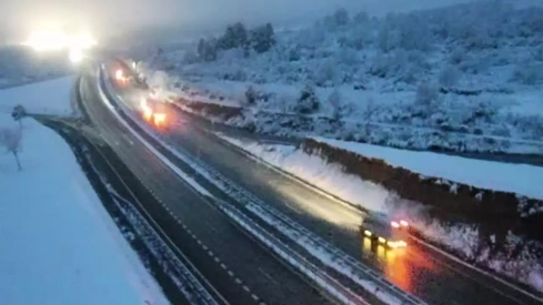La nieve complica la circulación en la A-6 a la altura del Manzanal 