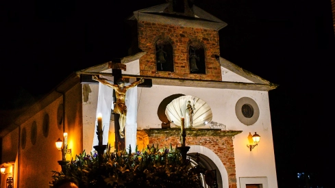El Santo Cristo del Camino sortea la lluvia y recorre las calles de Flores del Sil