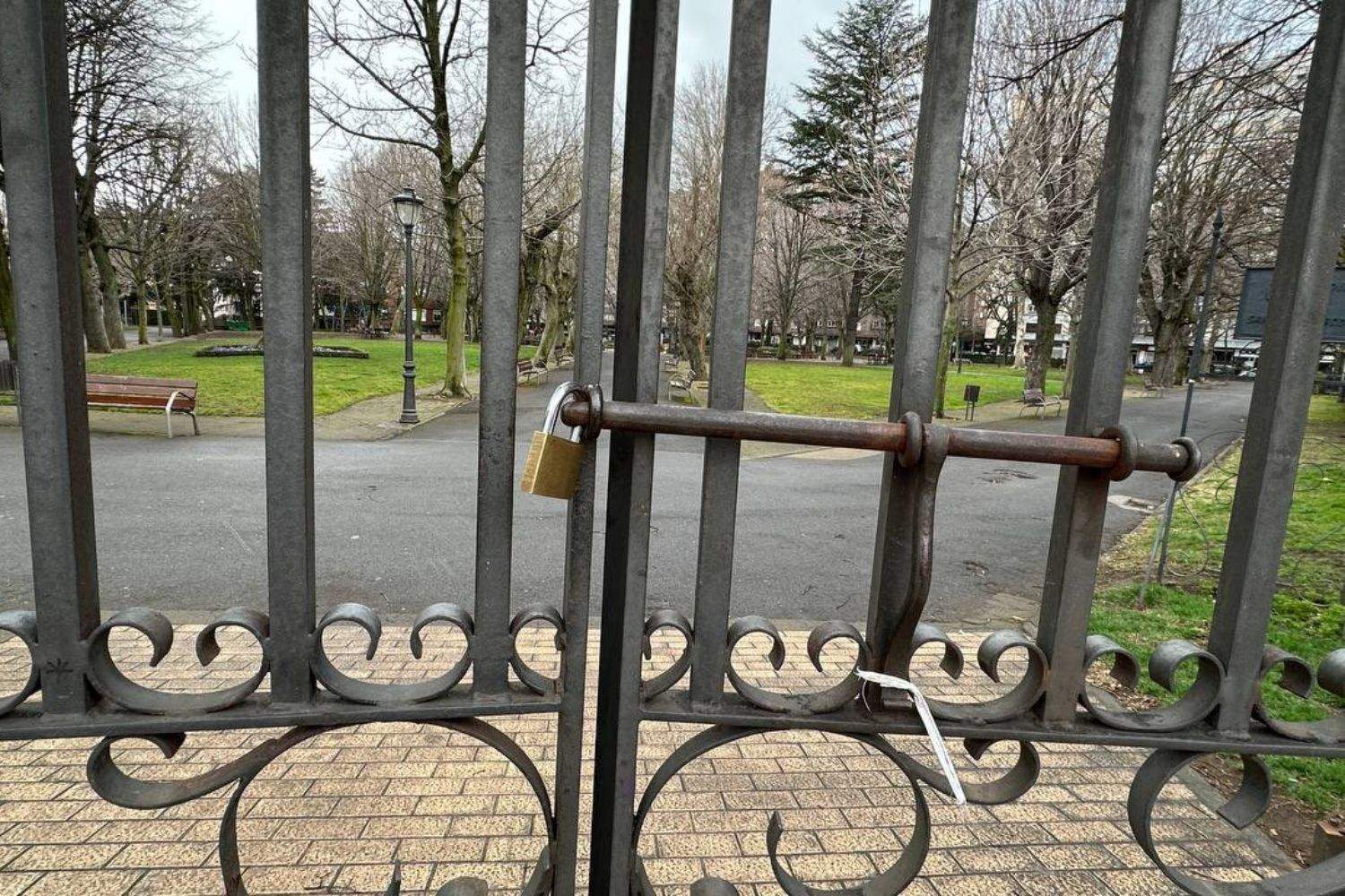 La fuertes rachas de viento previstas para el día de hoy provocan el cierre de los parques de la ciudad
