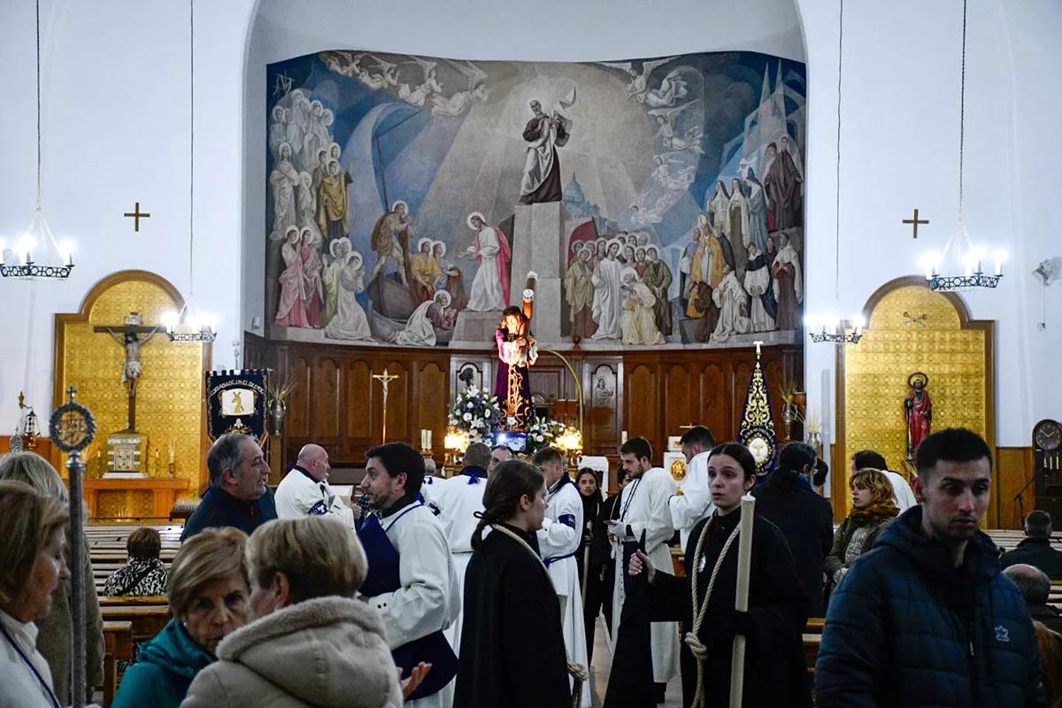 La lluvia impide que salga la procesión del Silencio en Ponferrada (8)