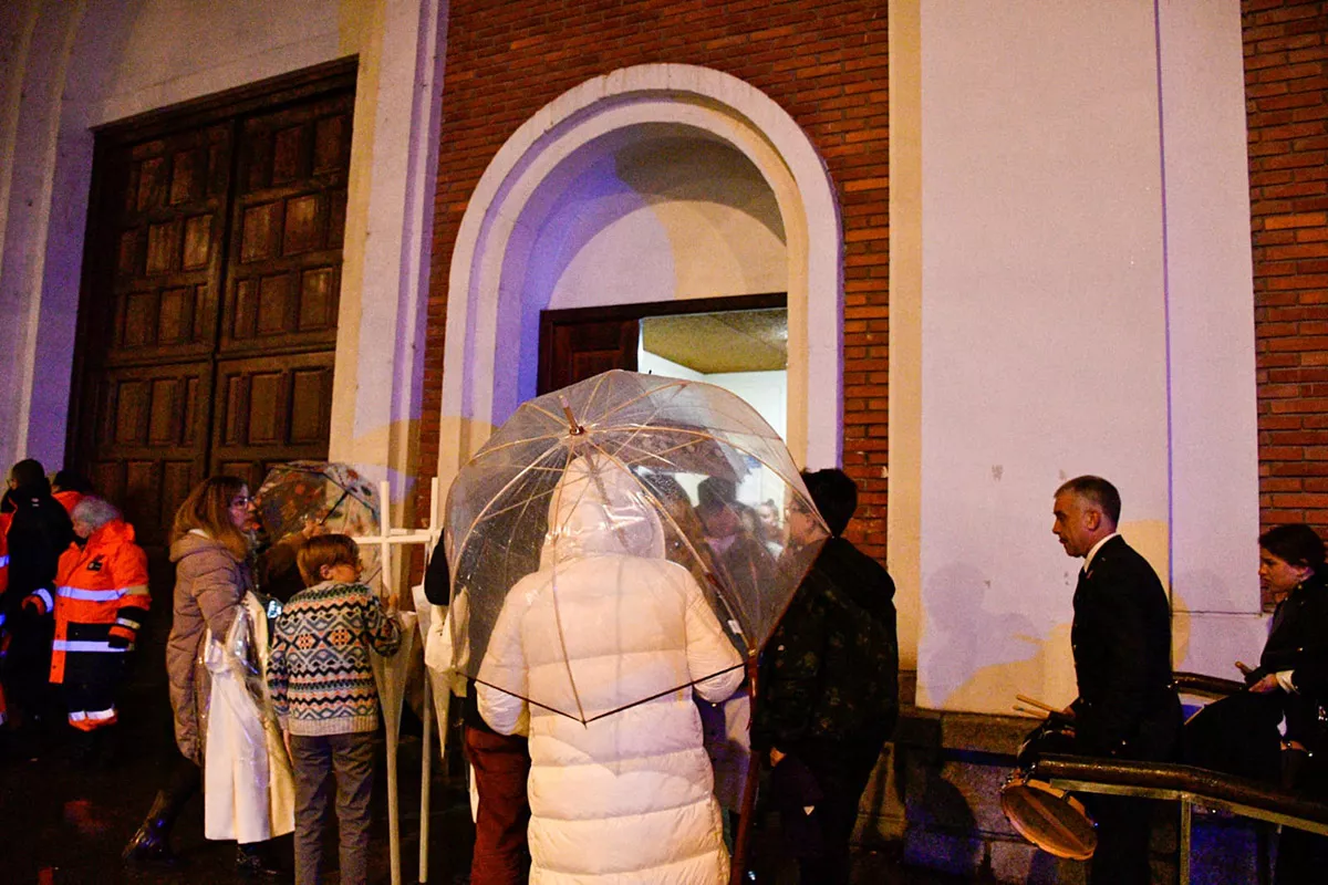 La lluvia impide que salga la procesión del Silencio en Ponferrada (7)
