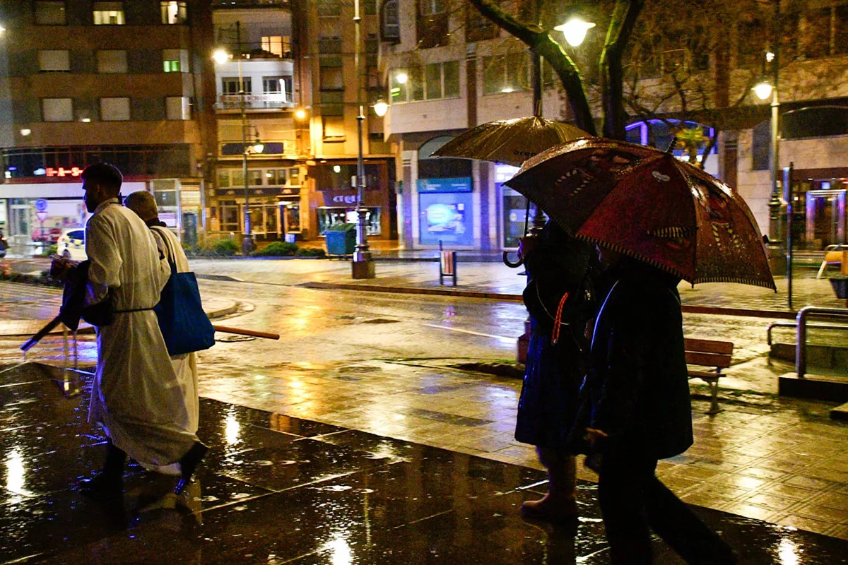 La lluvia impide que salga la procesión del Silencio en Ponferrada (3)