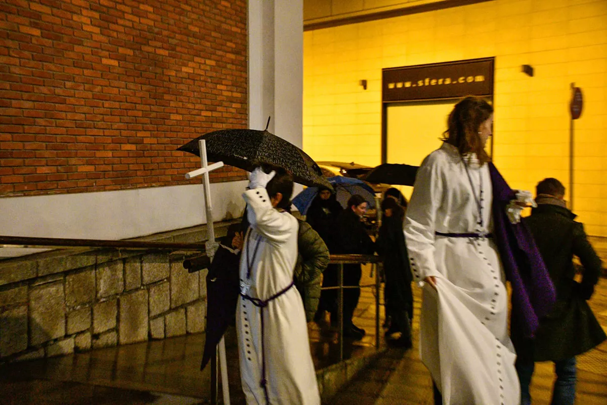 La lluvia impide que salga la procesión del Silencio en Ponferrada(7)