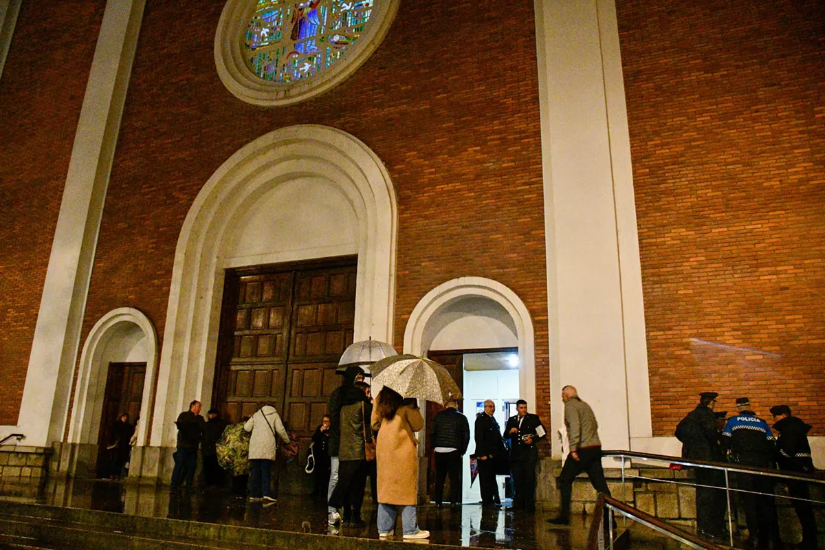 La lluvia impide que salga la procesión del Silencio en Ponferrada(6)