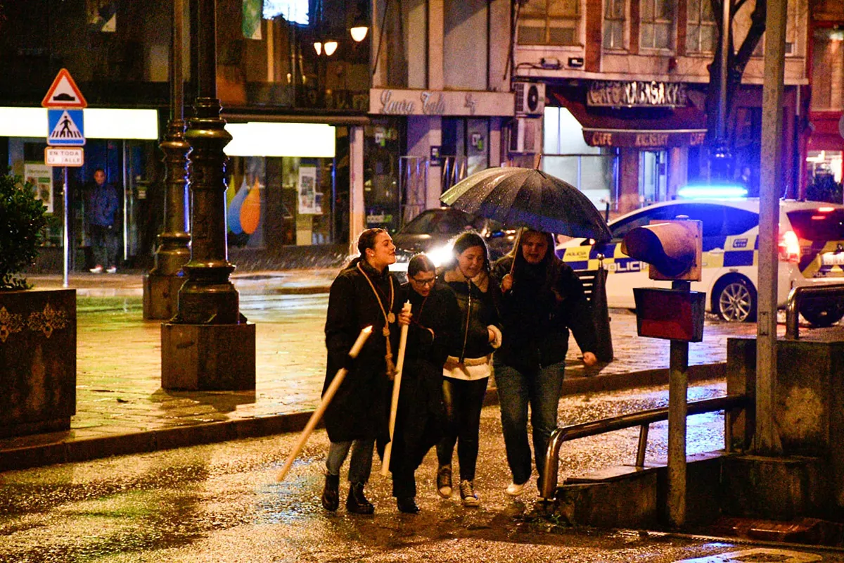La lluvia impide que salga la procesión del Silencio en Ponferrada(5)
