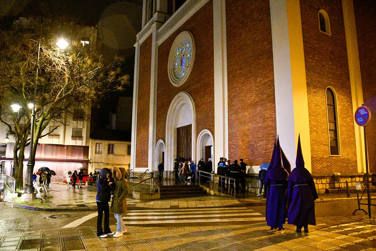 La lluvia impide que salga la procesión del Silencio en Ponferrada(4)