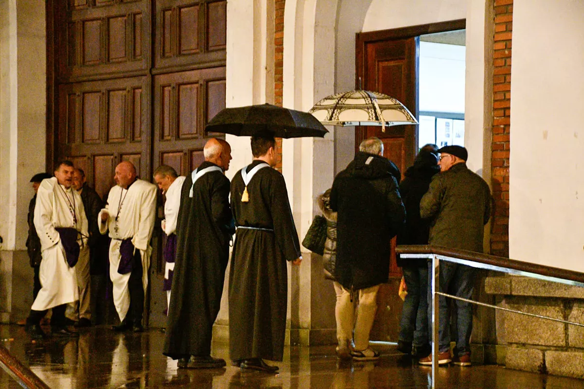 La lluvia impide que salga la procesión del Silencio en Ponferrada(2)
