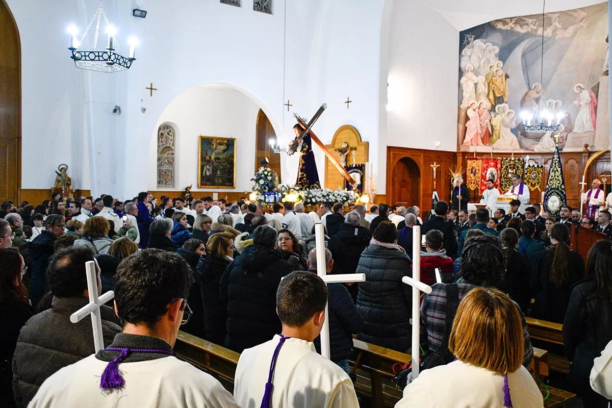 La lluvia impide que salga la procesión del Silencio en Ponferrada (14)