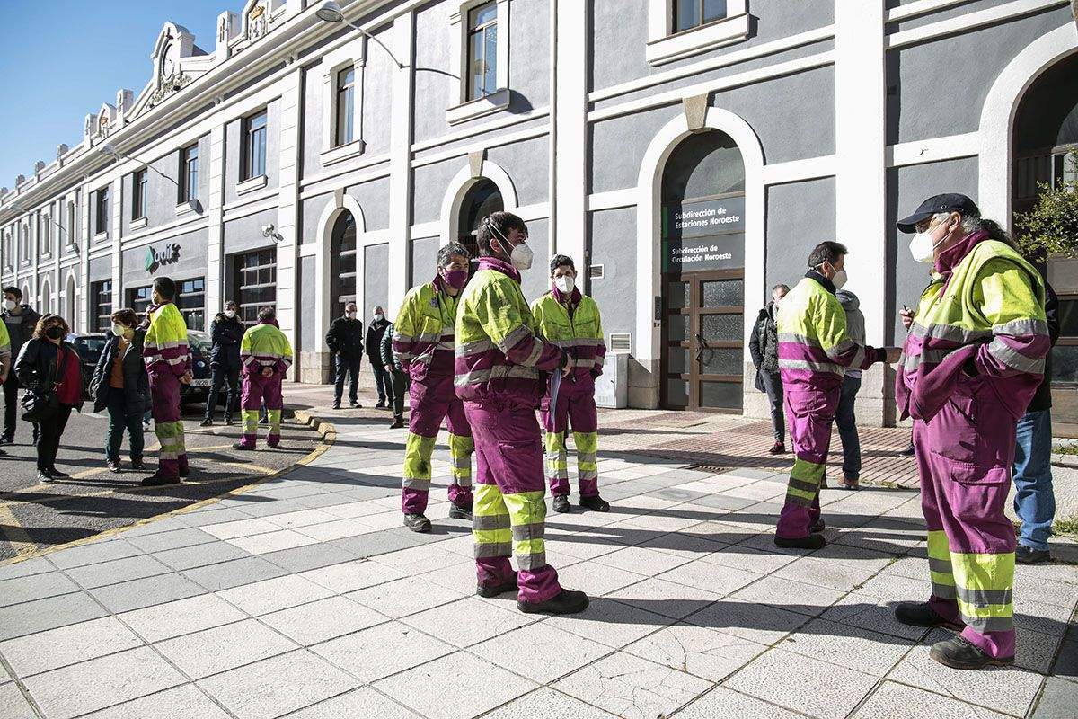 Trabajadores de Renfe de León se manifiestan para rechazar el cierre ...
