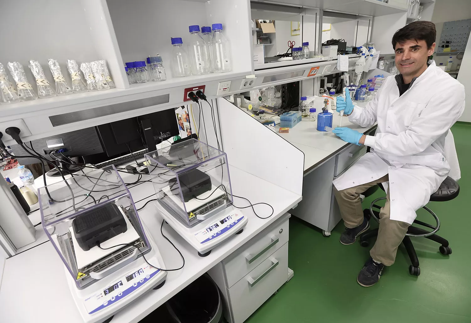 Juan Lázaro, ICAL. El investigador Saúl Ares en el laboratoria del Centrol Nacional de Biotecnología. Juan Lázaro, ICAL. El investigador Saúl Ares en el laboratoria del Centrol Nacional de Biotecnología.