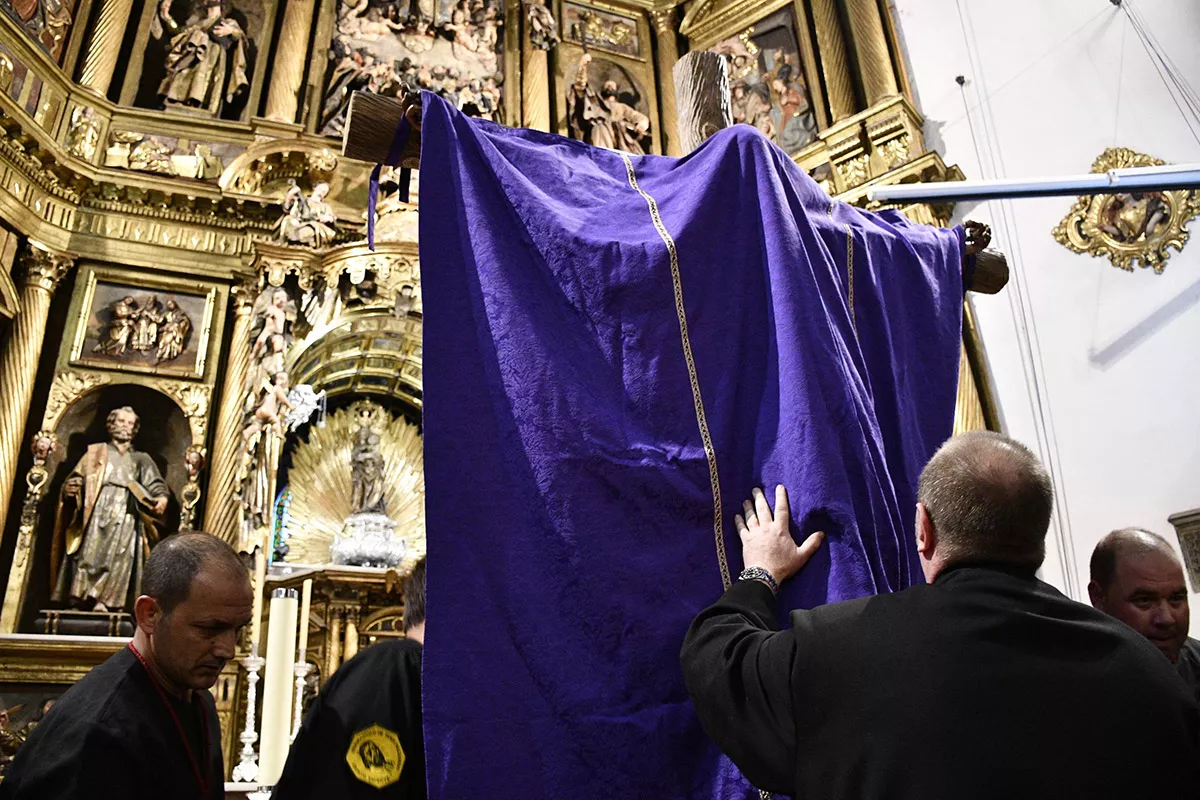 La lluvia impide la procesión del Entierro y el Desenclavo se hace a cubierto 